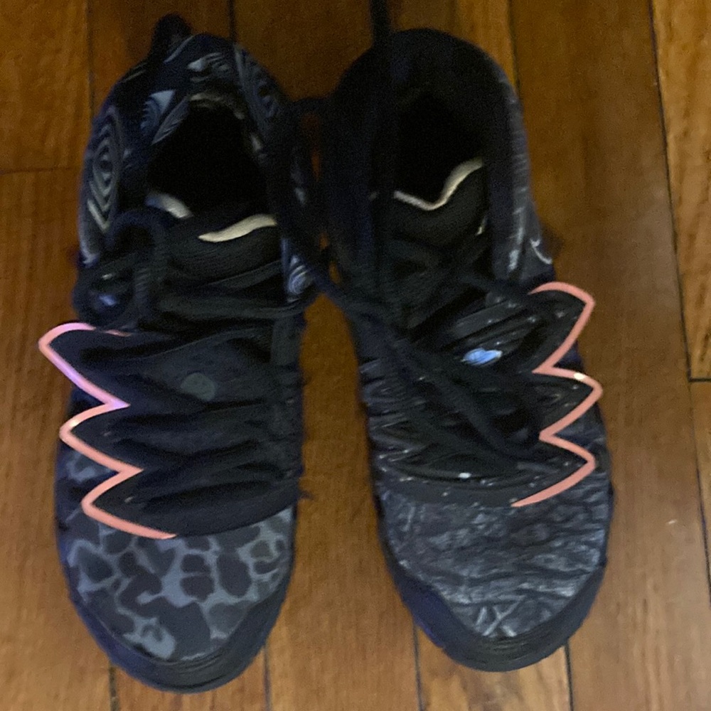 Scottie Pippen  13/1/2  boys black n gray sneakers in great condition